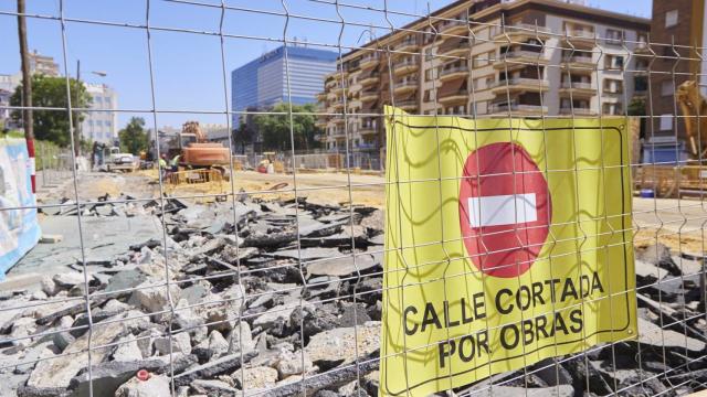 Imagen de archivo de un cartel que indica que la calle está cortada por obras.