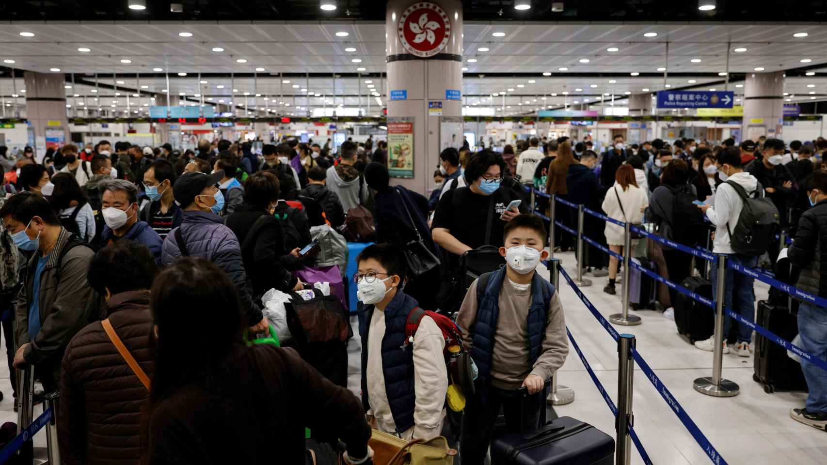 Las colas para entrar en China desde Hong Kong han sido multitudinarias.