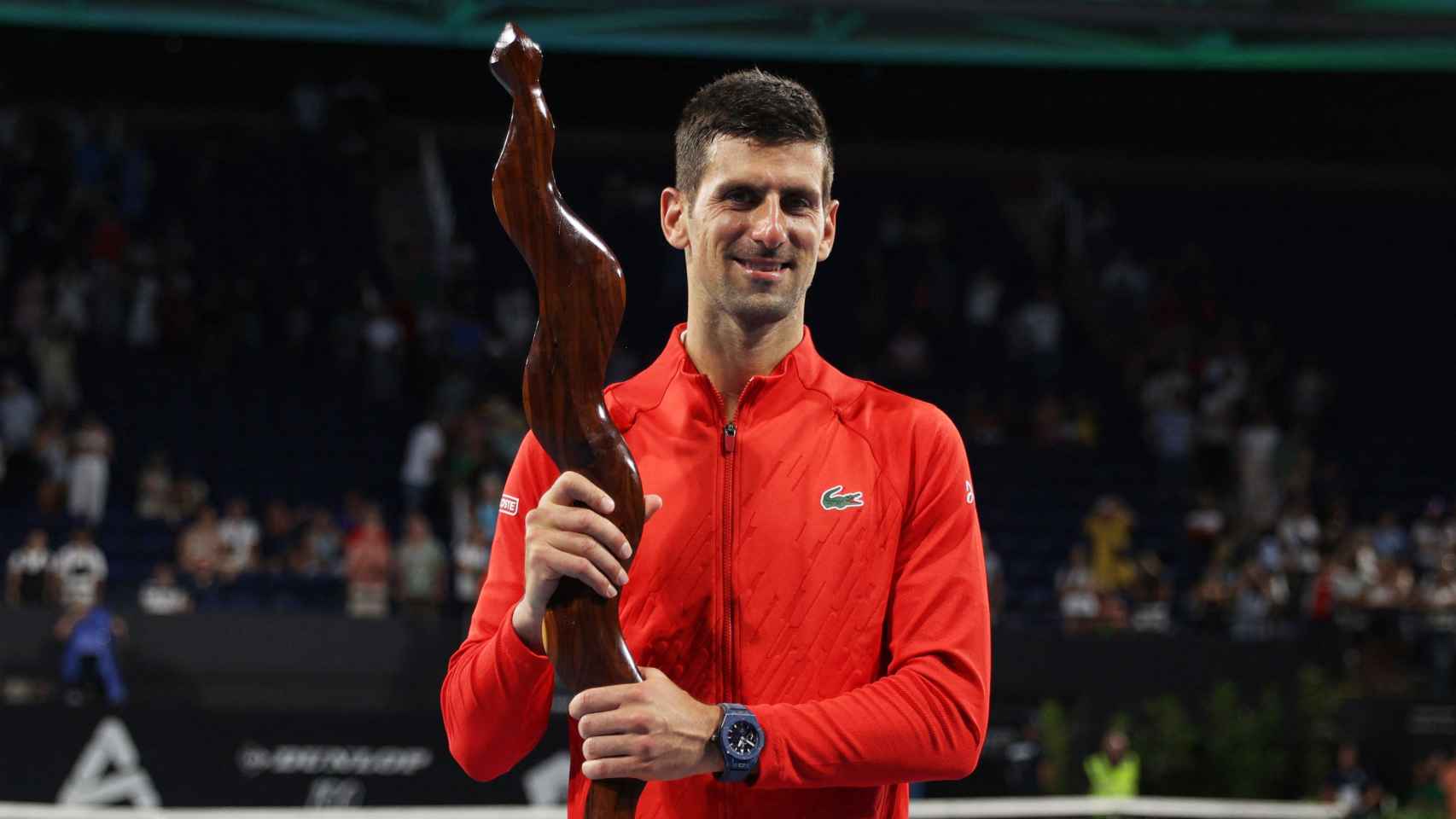 Djokovic posa con su título de vencedor en Adelaida.