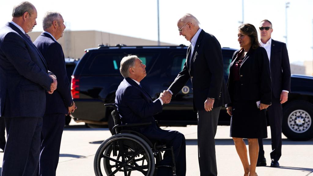 El presidente de los Estados Unidos, Joe Biden , le da la mano al gobernador de Texas, Greg Abbott, a su llegada a la frontera entre Estados Unidos y México.