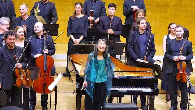 Mitsuko Uchida saluda al público del ADDA Alicante al terminar su concierto.