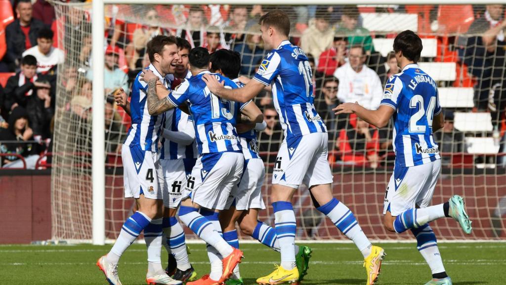 Piña de los jugadores de la Real Sociedad para celebrar un gol en La Liga 2022/2023