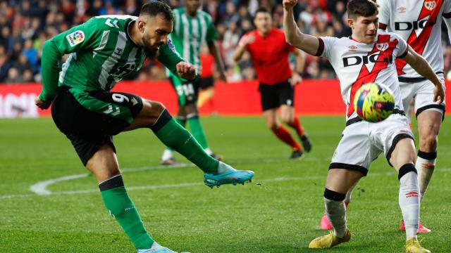 Borja Iglesias dispara en el Rayo Vallecano - Betis