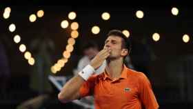 Djokovic celebra su victoria en el ATP de Adelaida.