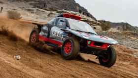 El Audi RS Q E-Tron E2 de Carlos Sainz, durante el Rally Dakar 2023