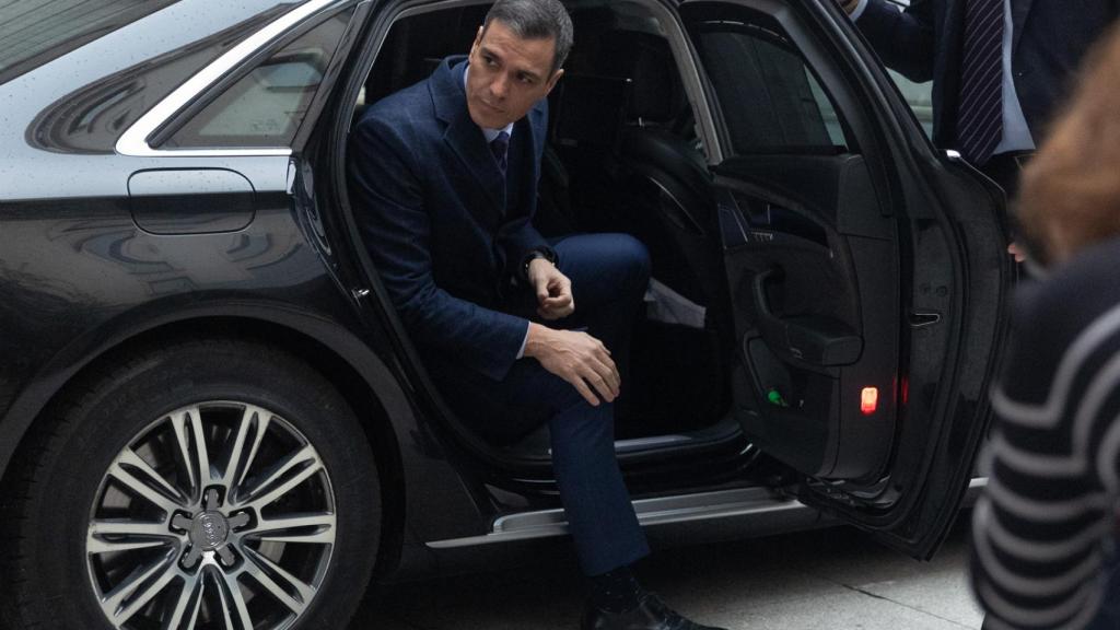 Pedro Sánchez en su coche oficial.