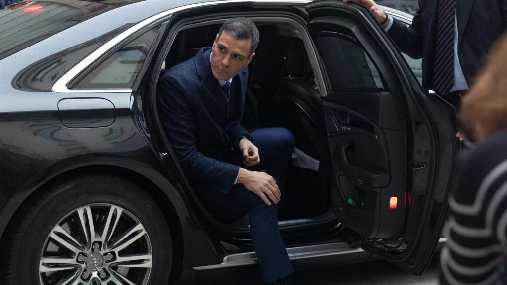 El presidente del Gobierno, Pedro Sánchez, saliendo de su coche oficial en Madrid.