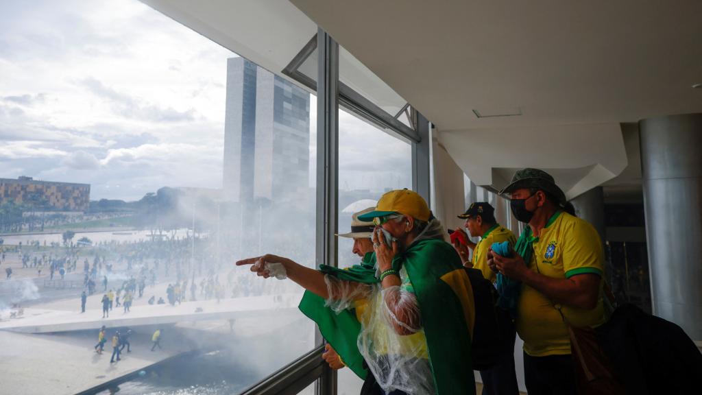 Miles de bolsonaristas han asaltado el Congreso, el Senado y el Palacio presidencial de Brasil.