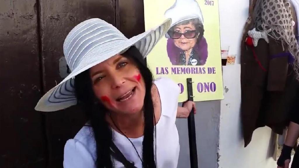 Eva María Aza, de 46 años, actuando en la calle durante el Carnaval de Cádiz.