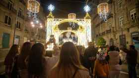 Varias personas pasean por Vigo durante la Navidad.