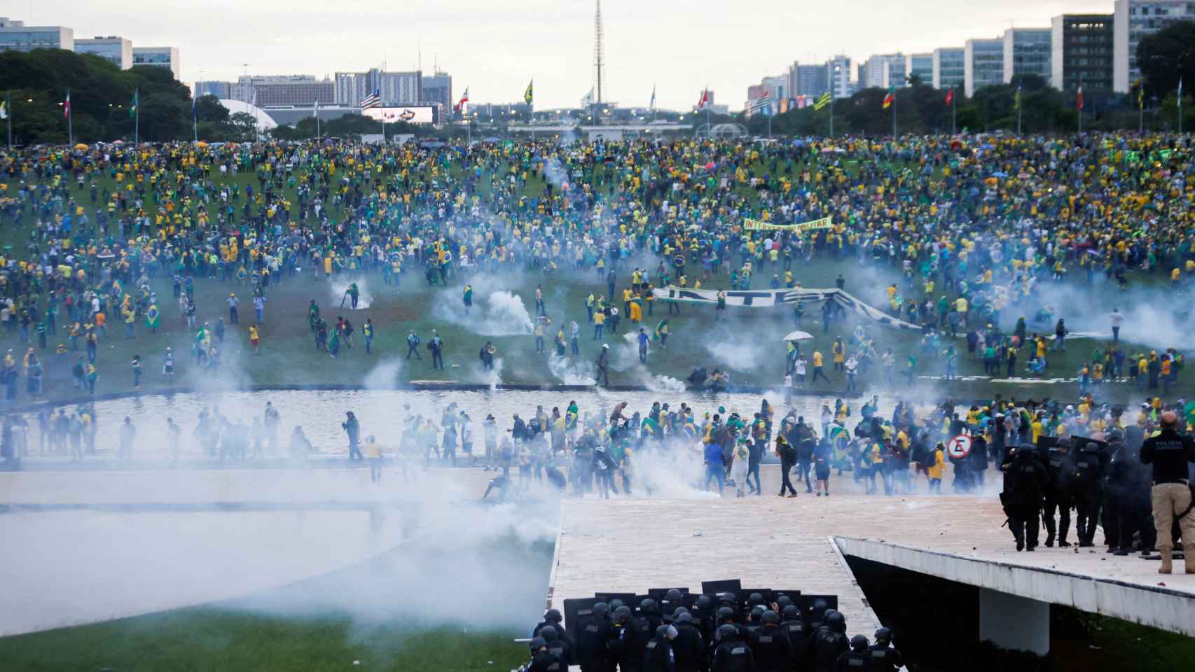 Imagen que ilustra el caos vivido este domingo en Brasilia por el asalto de los 'bolsonaristas' a las instituciones .