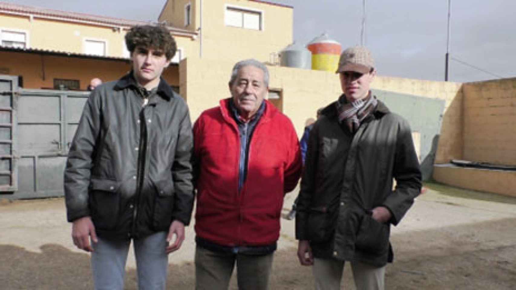 Eladio vegas flanqueado por los novilleros Eloy Álvarez y Diego Mateos