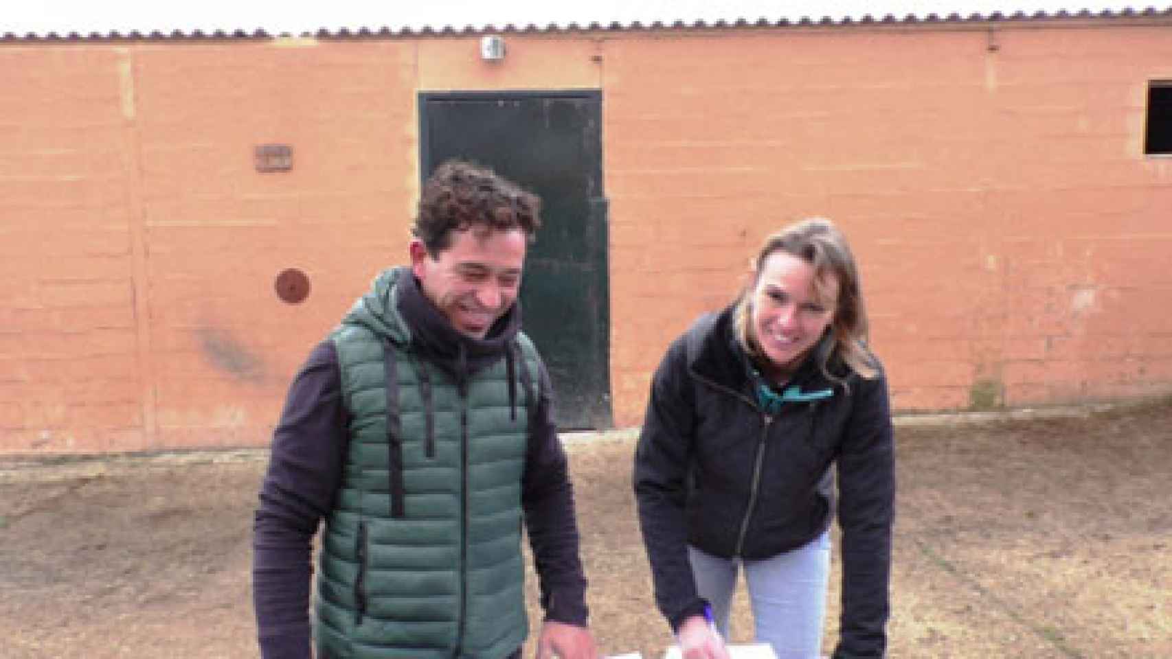 Sergio Vegas y la veterinaria burgalesa Lorena de la Fuente, quién dio fe del herradero