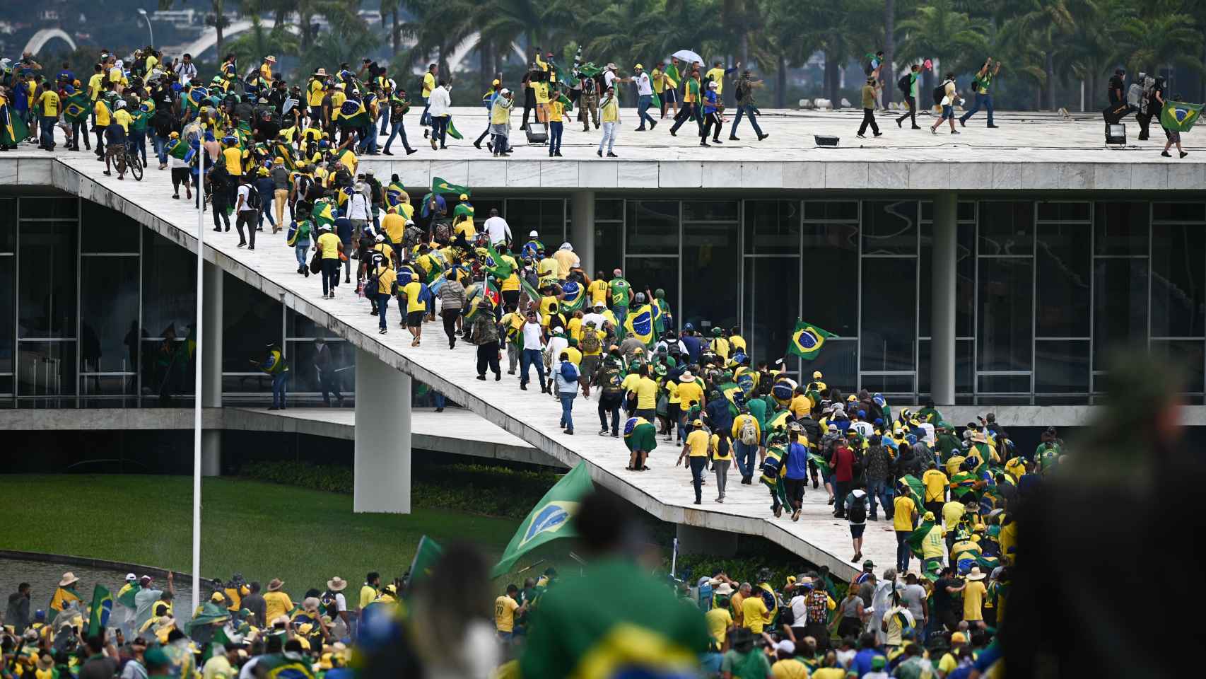 Manifestantes contra el Gobierno de Lula da Silva invaden el Congreso Nacional, el Supremo Tribunal Federal y el Palacio del Planalto.