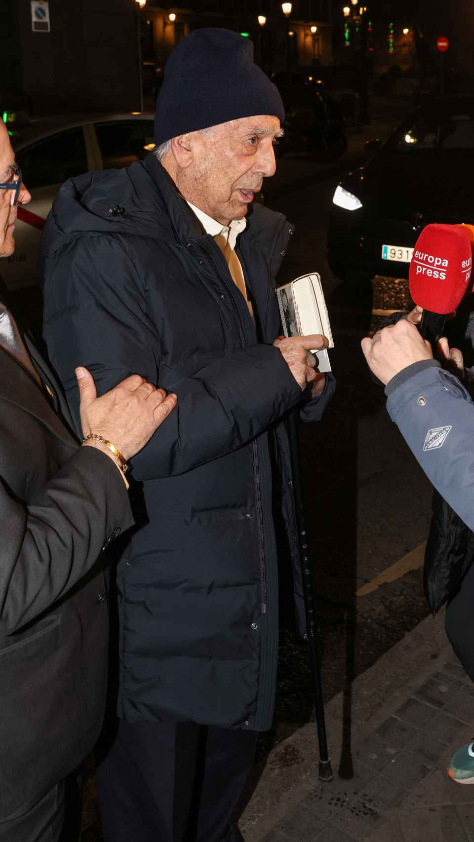 Mario Vargas Llosa a su llegada de París, cuando concedió sus primeras palabras a los medios.