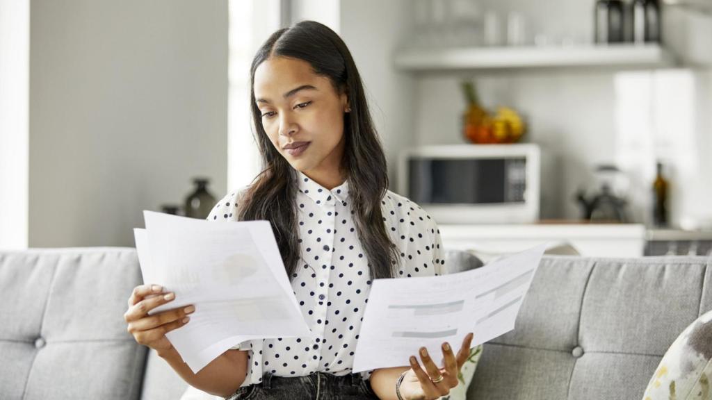 Una mujer, organizando sus finanzas.