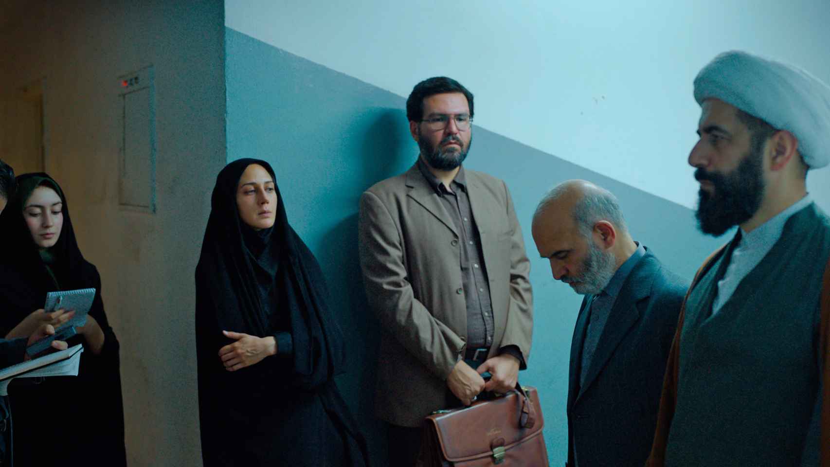 Zar Amir Ebrahimi y Arash Ashtiani (en el centro) en 'Holy Spider'