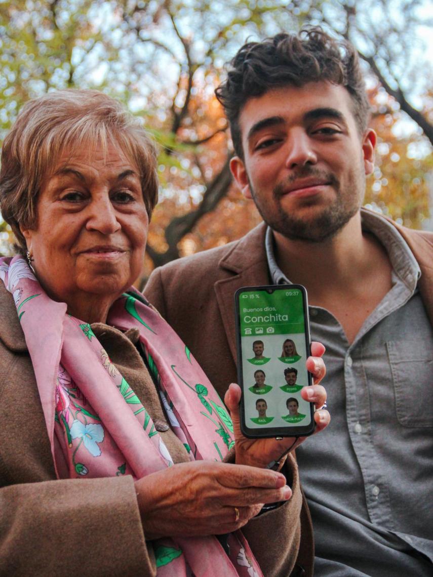 Conchita posa junto a su nieto Pedro, socio de Jorge Terreu en la startup Maximiliana.