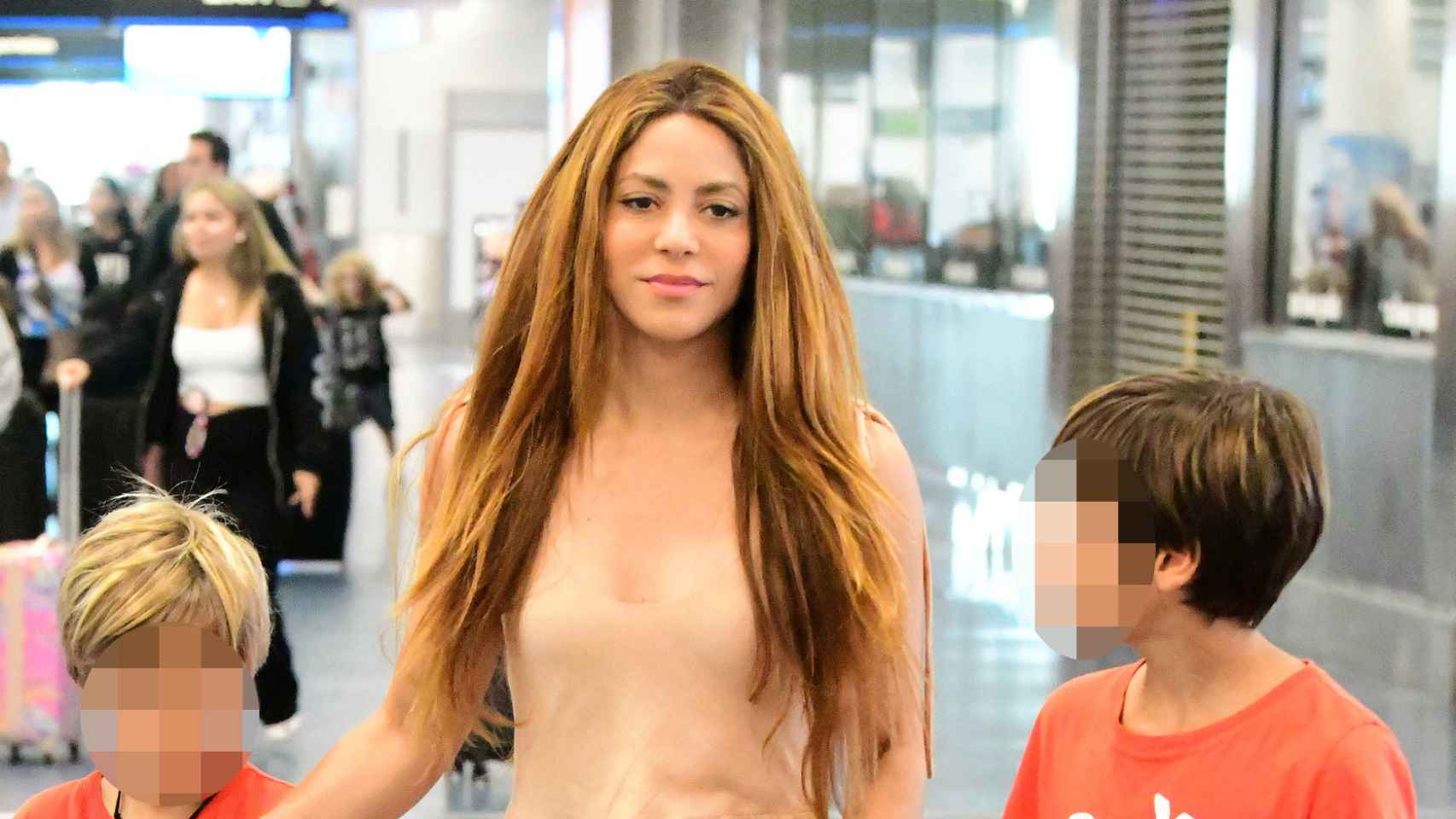 Shakira junto a sus hijos, Sasha y Milan, en una fotografía tomada en Miami, en agosto de 2022.