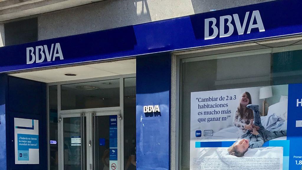 Fachada de una oficina de BBVA.