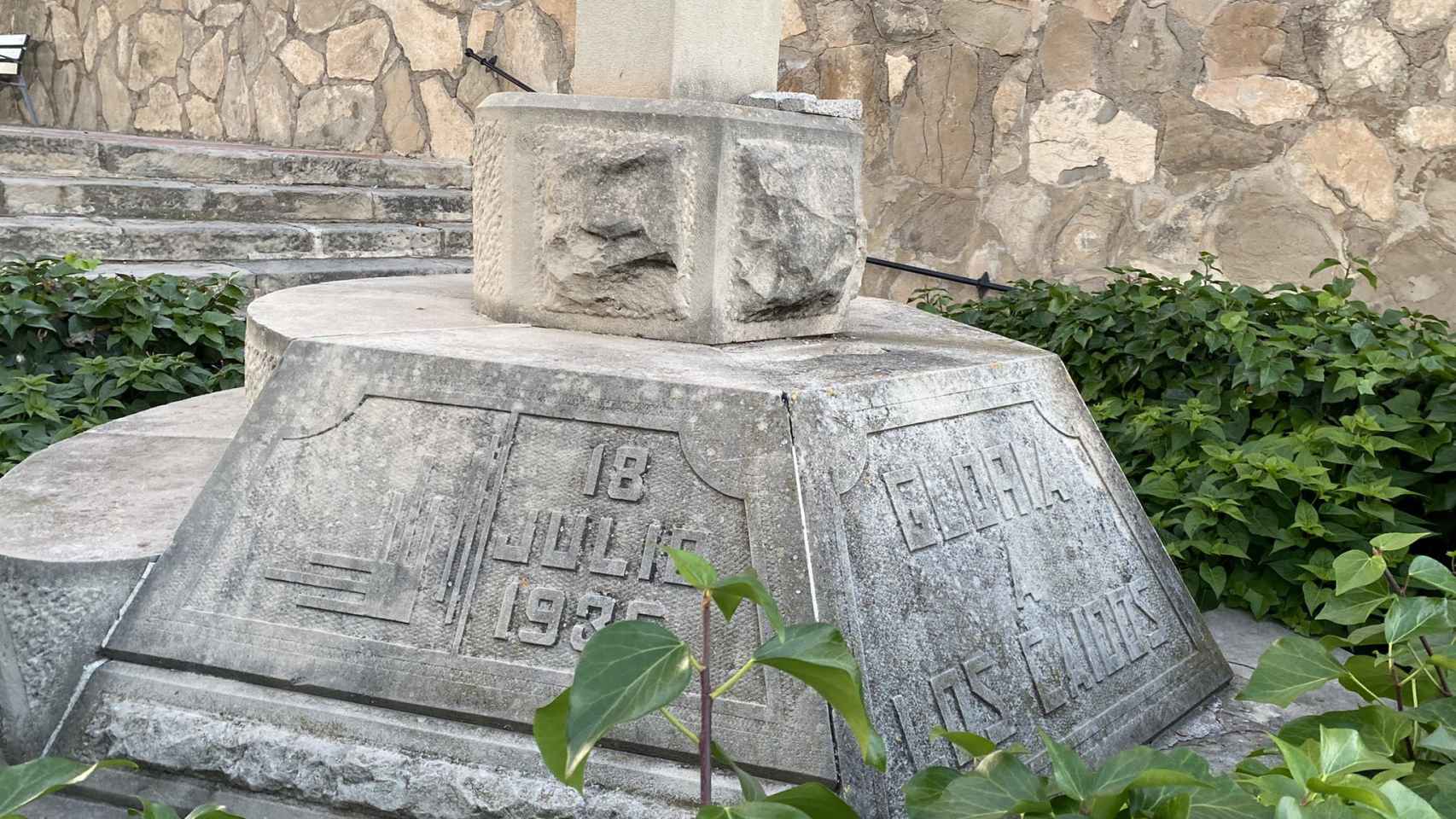 Las inscripciones que aparecen en la cruz.