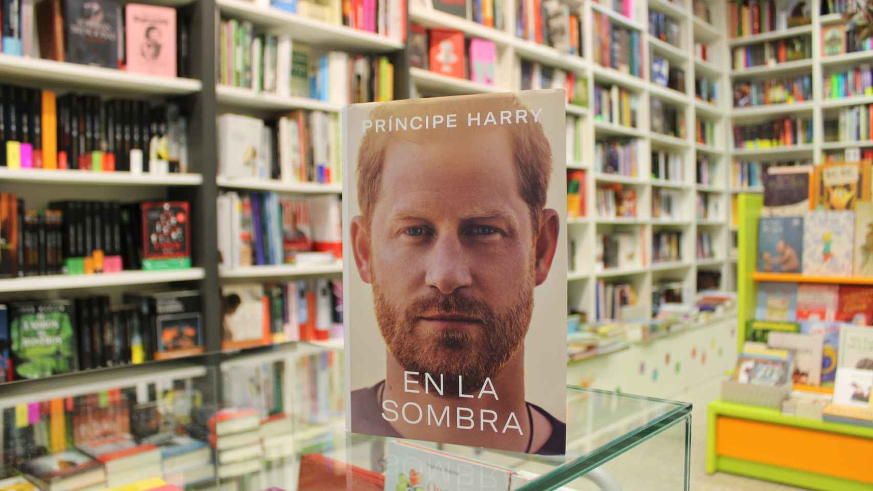 El libro 'En la sombra' comprado en primicia por este diario en la Librería Jarcha, en Madrid.