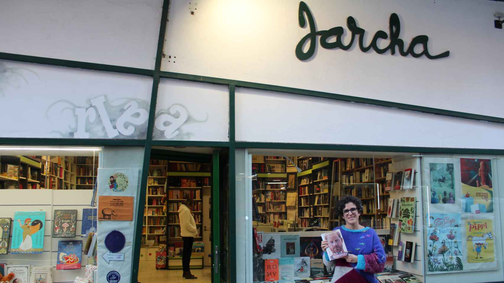 Rocío Valverde, a las puertas de Jarcha, su librería, sujetando el libro del príncipe Harry.