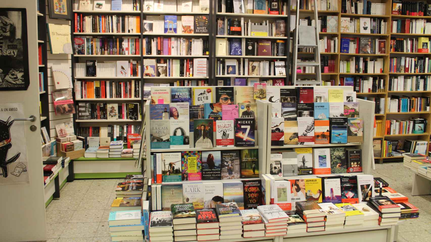 Vista interior de Jarcha, la librería que regenta Rocío Valverde en Vicálvaro (Madrid).