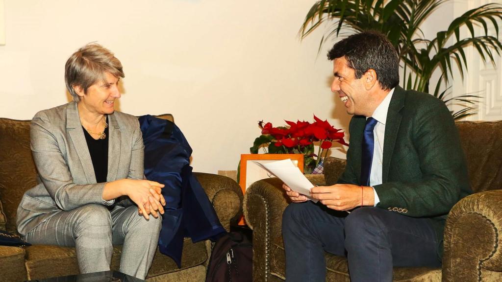 Hélène Valenzuela, de Ouigo, y Carlos Mazón en la reunión sobre la llegada del operador de bajo coste ferroviario.