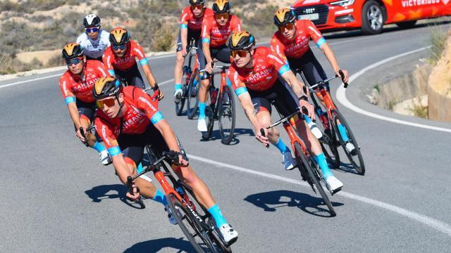 Ciclistas del equipo Bahrain Victorius en Alicante en 2023.