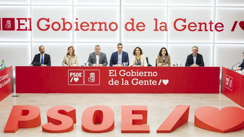 Javier Izquiedo y Andrea Fernández a la derecha de la imagen, dentro del Comité Electoral del PSOE