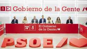 Javier Izquiedo y Andrea Fernández a la derecha de la imagen, dentro del Comité Electoral del PSOE