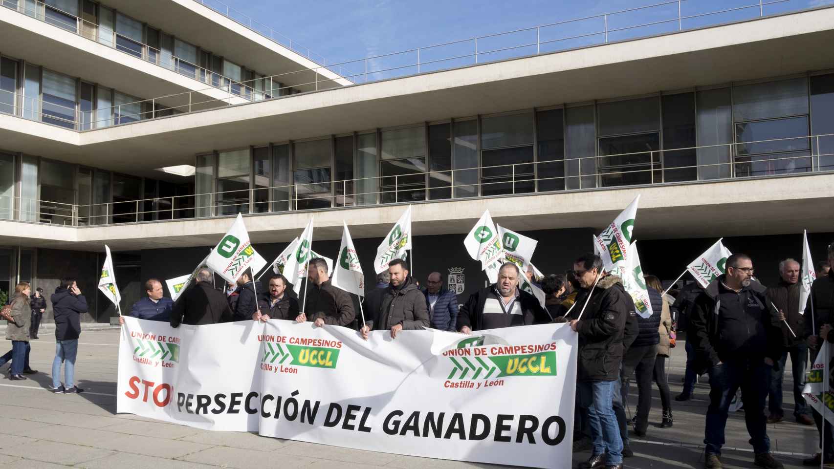 UCCL protesta ante la Delegación de la Junta en Salamanca