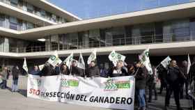 UCCL protesta ante la Delegación de la Junta en Salamanca