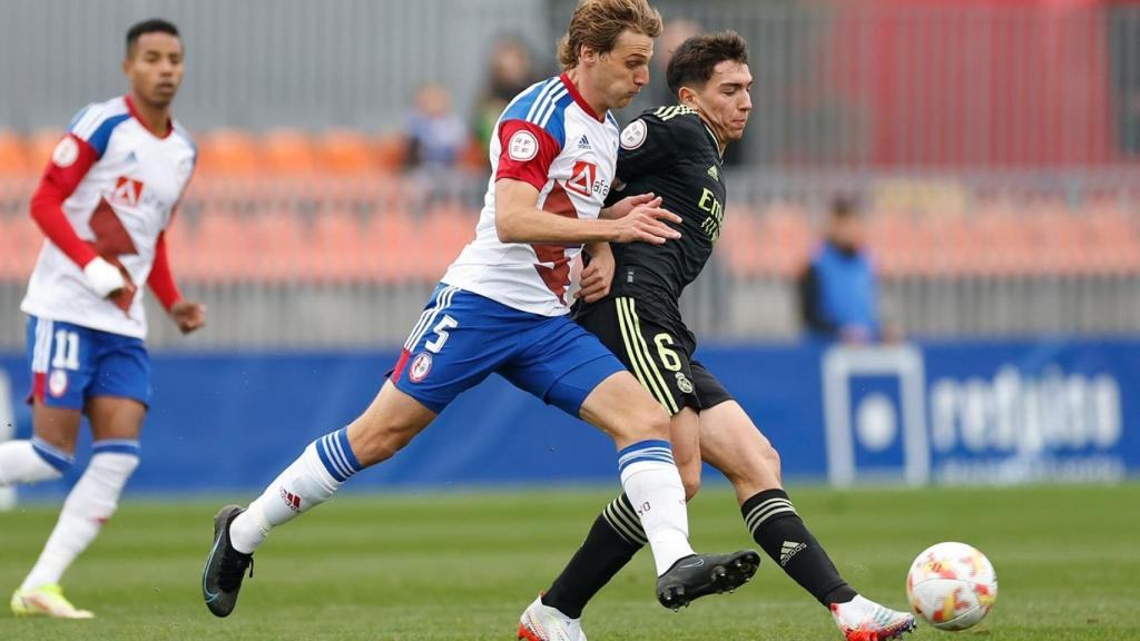 Martín defiende la posesión del balón ante un jugador del Rayo Majadahonda.