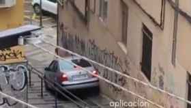 Impactante vídeo de un bajando una calle con escaleras en Cuenca