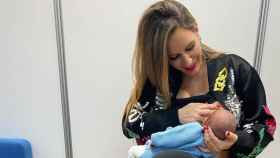 La cantante María Toledo responde a las críticas por llevarse a su bebé al trabajo