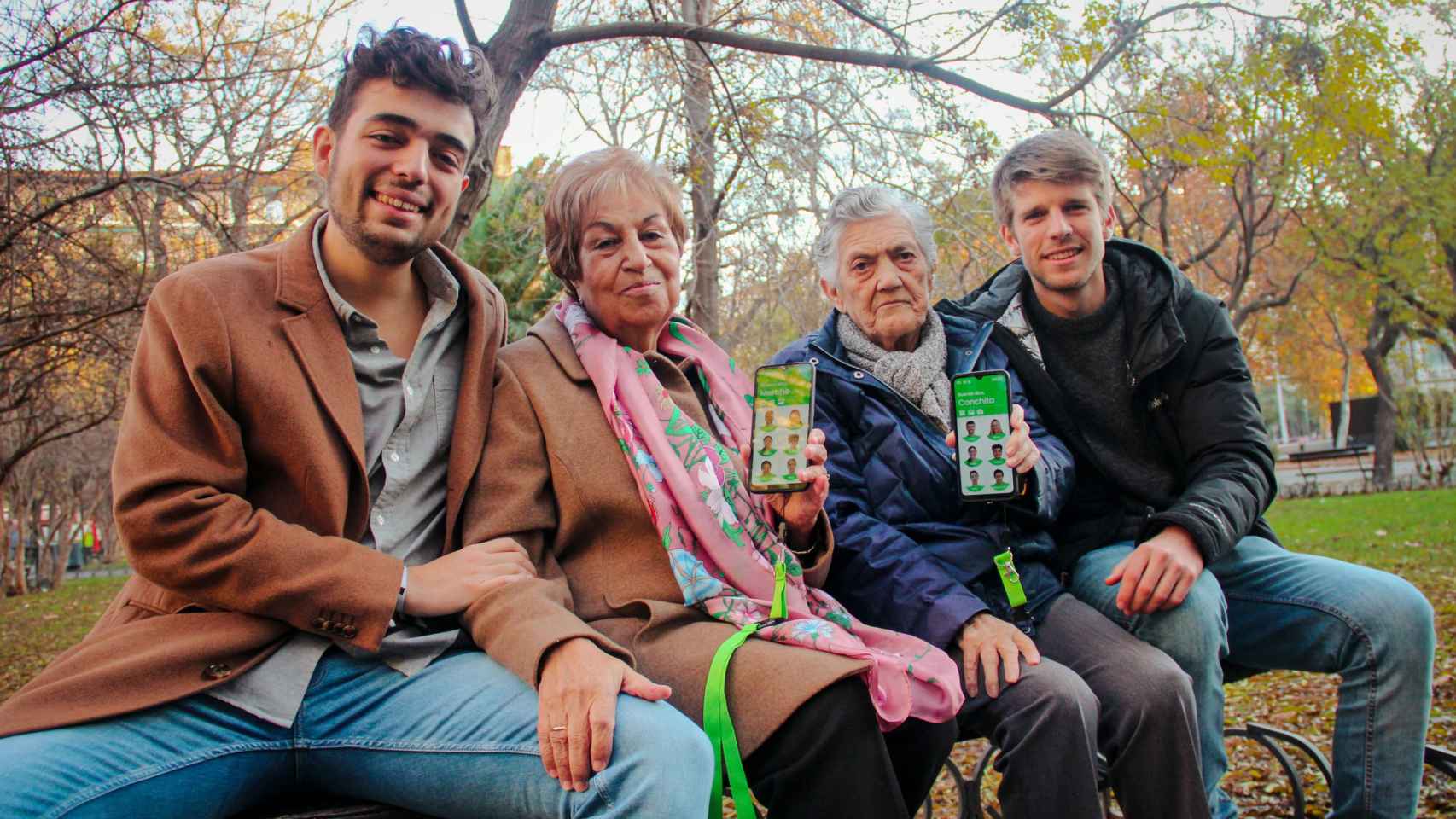 Maximiliana, 91 años (segunda por la izquierda), y Conchita, 82 años ( tercera por la izquierda), posan con sus nietos (Pedro y Jorge) con el móvil diseñado por la 'agtech' aragonesa en las manos.