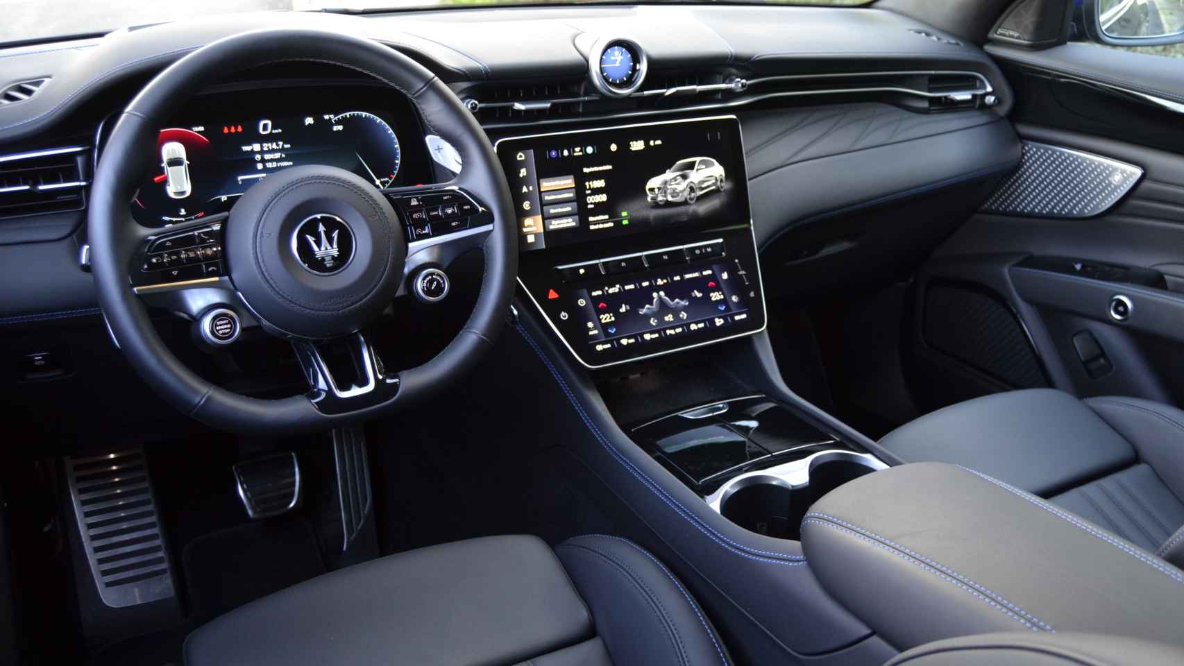 El Maserati Grecale tiene un interior con grandes pantallas digitales.