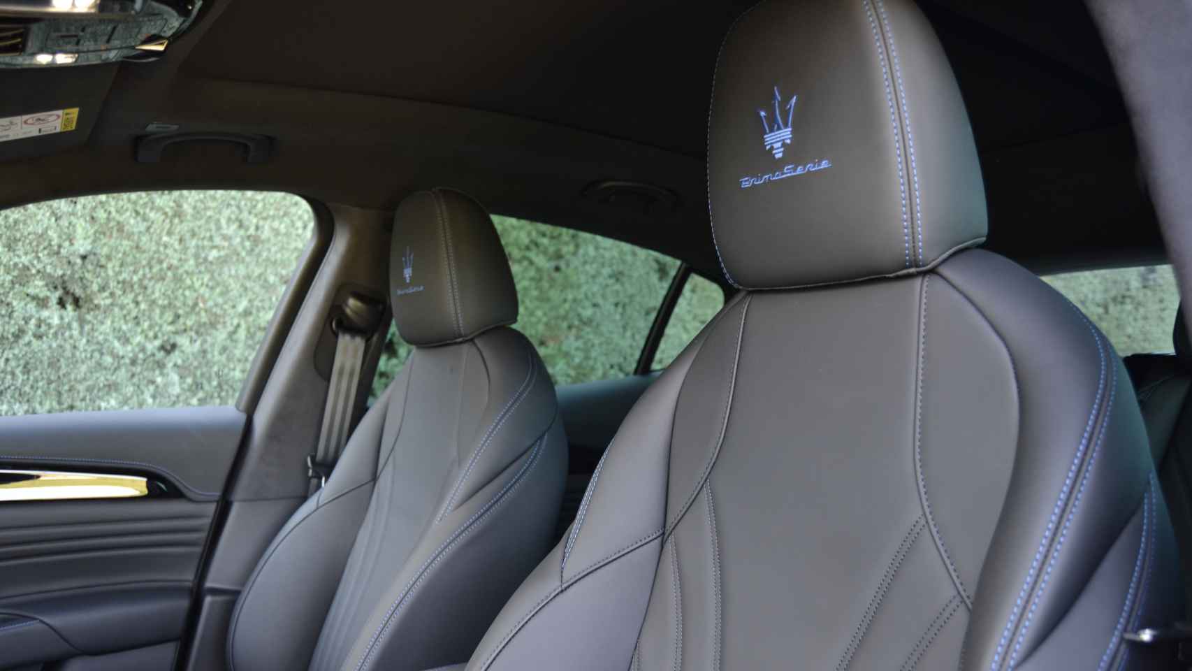 El Maserati Grecale GT cuenta con asientos de cuero negro y costuras en azul.