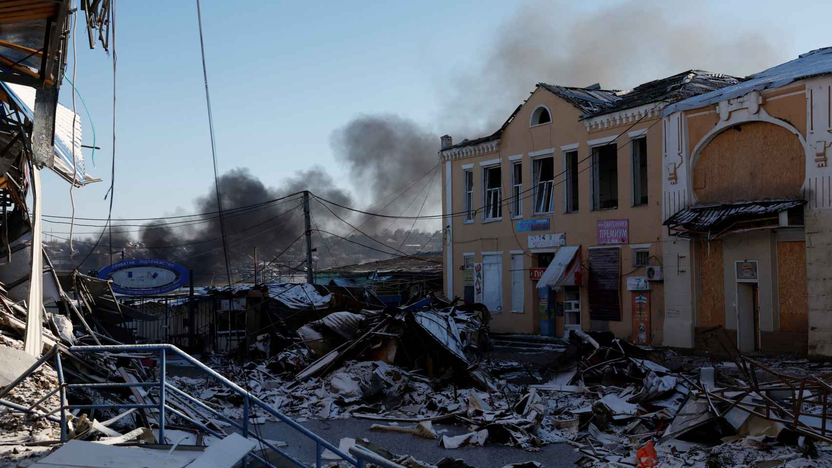 Bakhmut, una ciudad en ruinas de la que salen columnas de humo tras los últimos ataques rusos.
