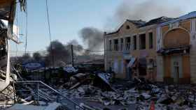Bakhmut, una ciudad en ruinas de la que salen columnas de humo tras los últimos ataques rusos.