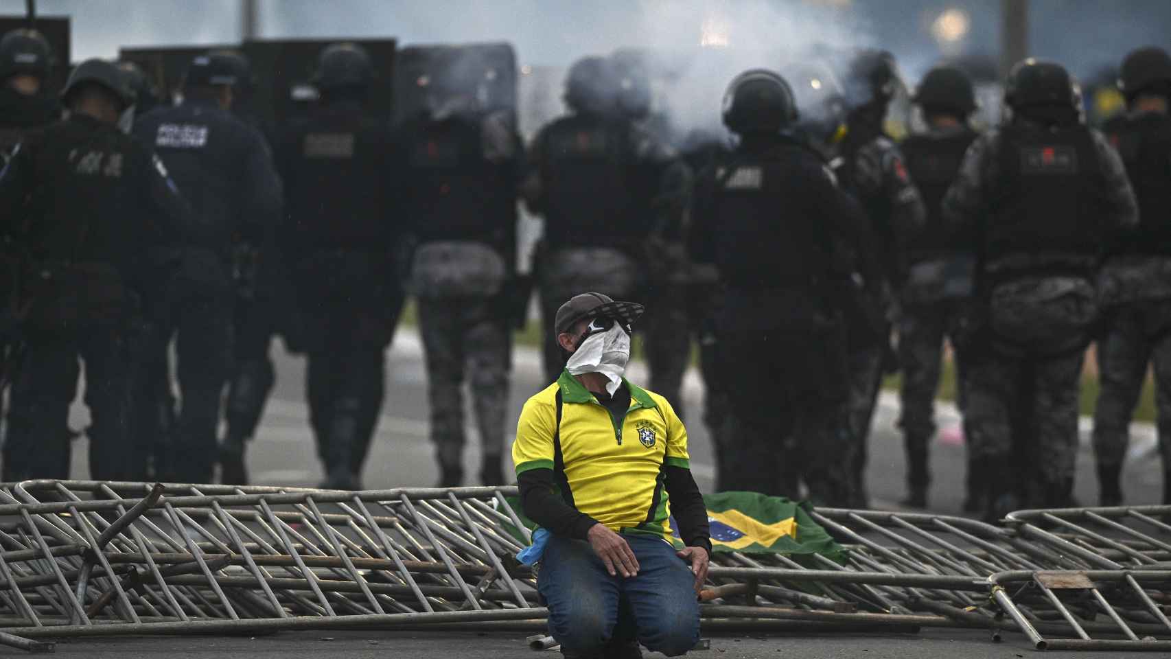 Policías antidisturbios acceden este domingo al palacio presidencial de Planalto, sede del Gobierno de Brasil.