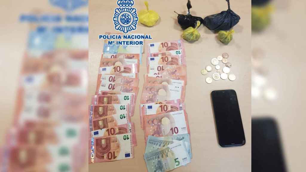 Dinero y material incautado al detenido en Vilaxoán (Pontevedra).