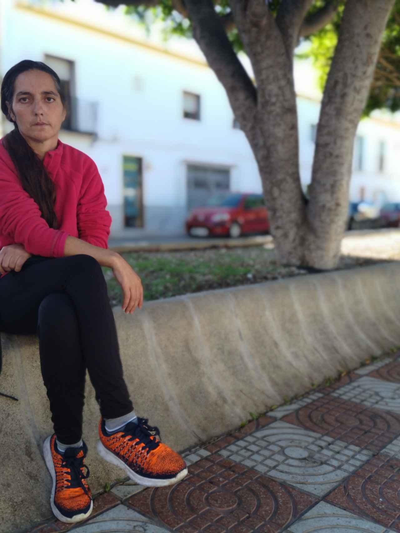 Yolanda, amiga de la difunta Nina, sentada en la Plaza Alcalde José Pomares Martínez done solían beber cerveza a diario.