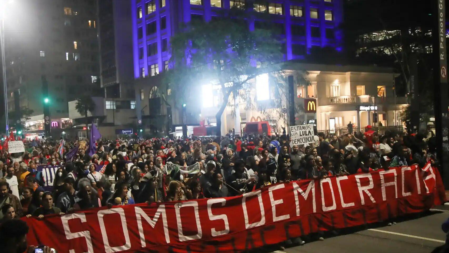 Manifestantes en Brasil pro democracia.