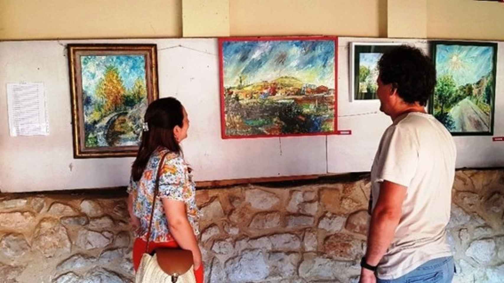 Marcos Núñez contemplando un cuadro de su padre en la exposición de Huerta el pasado año