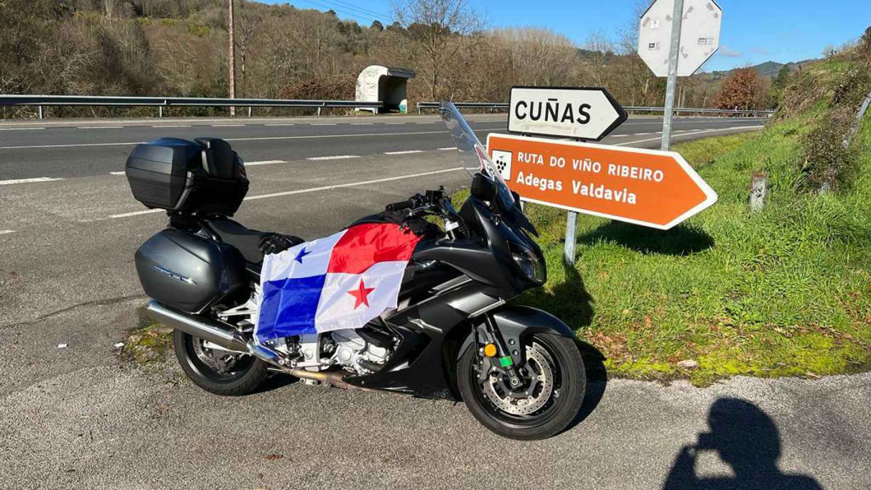 Una moto de Juan Carlos y la bandera panameña