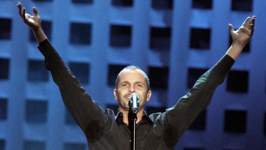 Miguel Bosé durante uno de sus conciertos en Santiago de Chile.