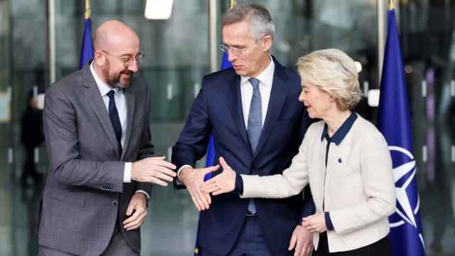 Charles Michel, Jens Stoltenberg y Ursula von der Leyen, durate la firma este martes de la declaración para reforzar la cooperación entre la UE y la OTAN